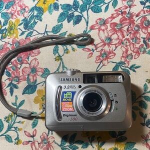 Samsung Digimax 300 3.2 Mega-Pixel Digital Camera Silver